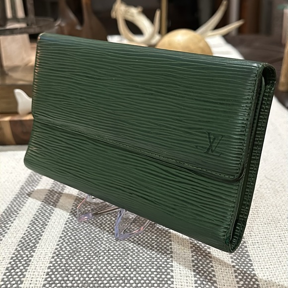 🪧 Authentic Louise Vuitton Vintage Louise Epi Leather Wallet in Green. EUC 🪧 - Picture 13 of 16